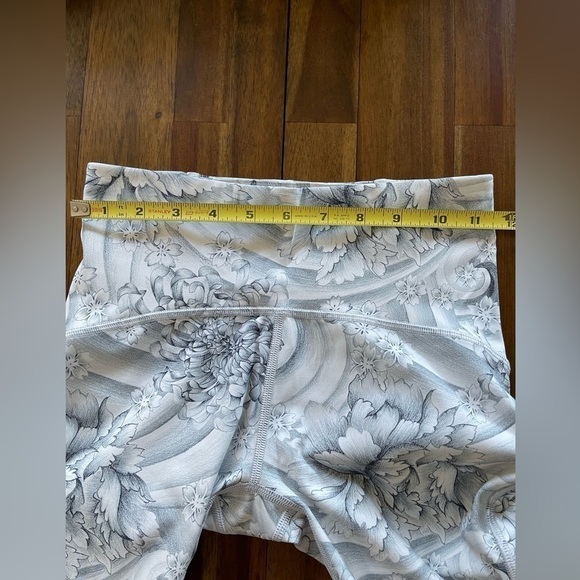 Lululemon Crop leggings flower print gray and white - Picture 9 of 13